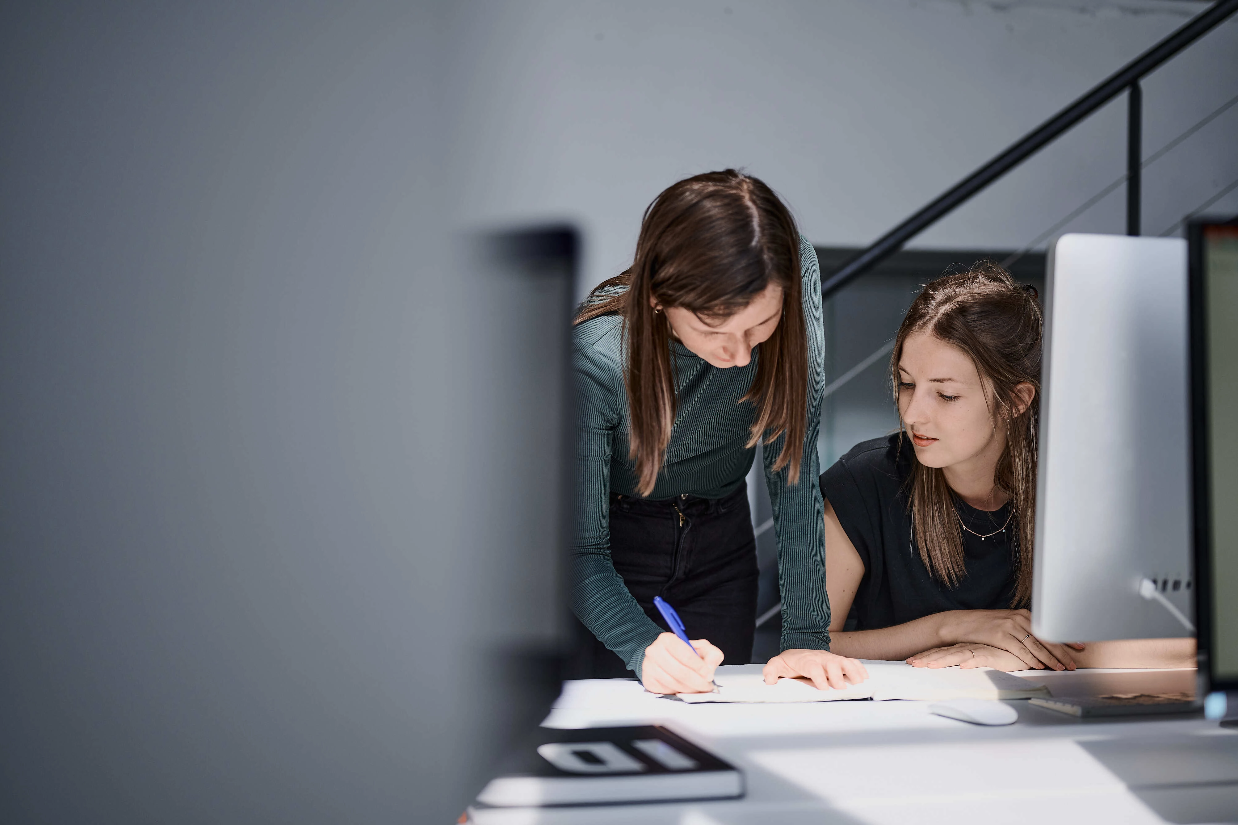 MOQO - team - Tiffany en Sofie bureau